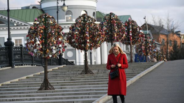 Девушка на Лужковом мосту в Москве Девушка на Лужковом мосту в Москве