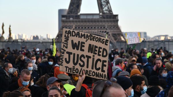 Полиция призвала демонстрантов покинуть площадь Трокадеро в Париже