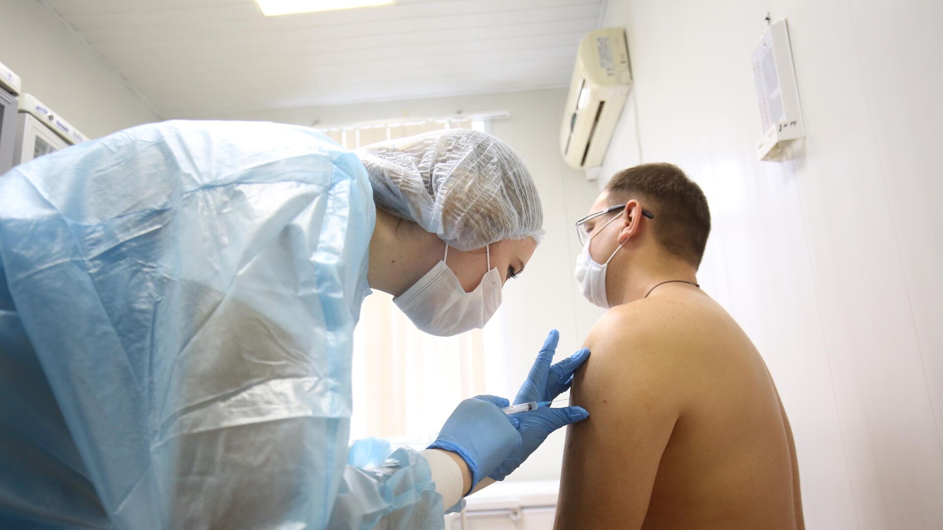 Проходящие вакцинацию от COVID-19 москвичи получают памятку и сертификат