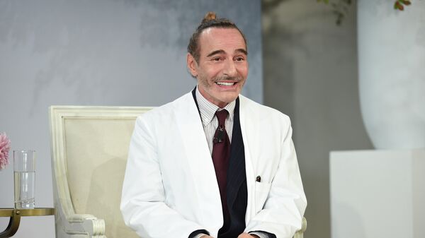 Дизайнер Джоне Гальяно Дизайнер Джоне Гальяно