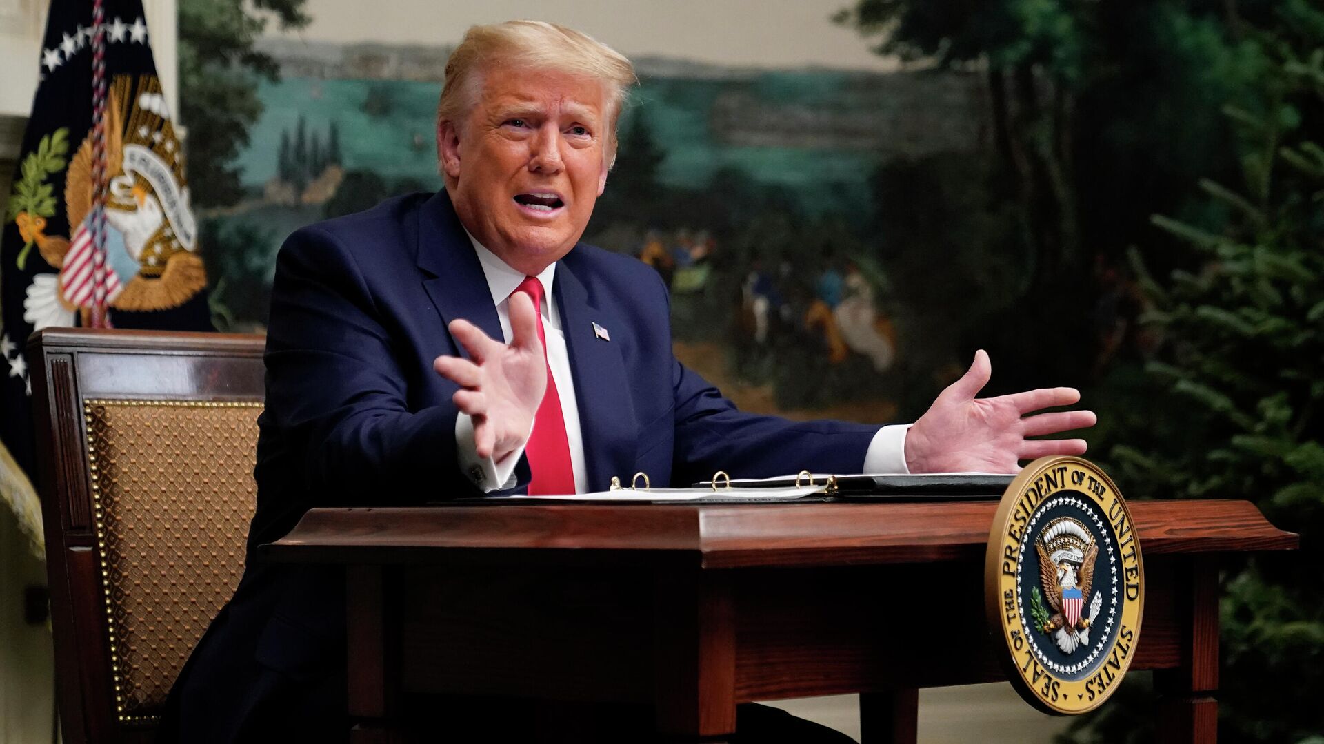 Президент США Дональд Трамп во время телеконференции в Белом доме Президент США Дональд Трамп во время телеконференции в Белом доме - РИА Новости, 1920, 27.11.2020
