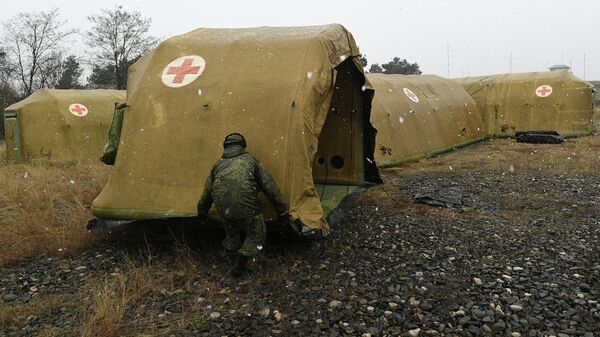 Российские военнослужащие устанавливают каркасный модуль на территории мобильного полевого госпиталя неподалеку от Степанакерта Российские военнослужащие устанавливают каркасный модуль на территории мобильного полевого госпиталя неподалеку от Степанакерта