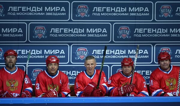Игроки сборной России Александр Могильный, Валерий Каменский, Игорь Ларионов, Игорь Болдин и Андрей Коваленко (слева направо) в матче Легенды мира под московскими звездами между сборной России и сборной Лиги Легенд мирового хоккея. Игроки сборной России Александр Могильный, Валерий Каменский, Игорь Ларионов, Игорь Болдин и Андрей Коваленко (слева направо) в матче Легенды мира под московскими звездами между сборной России и сборной Лиги Легенд мирового хоккея.