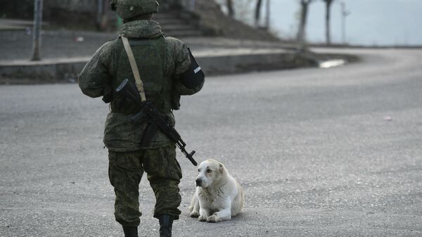 Российский миротворец на одной из улиц в городе Лачин (Бердзор) в Нагорном Карабахе Российский миротворец на одной из улиц в городе Лачин (Бердзор) в Нагорном Карабахе