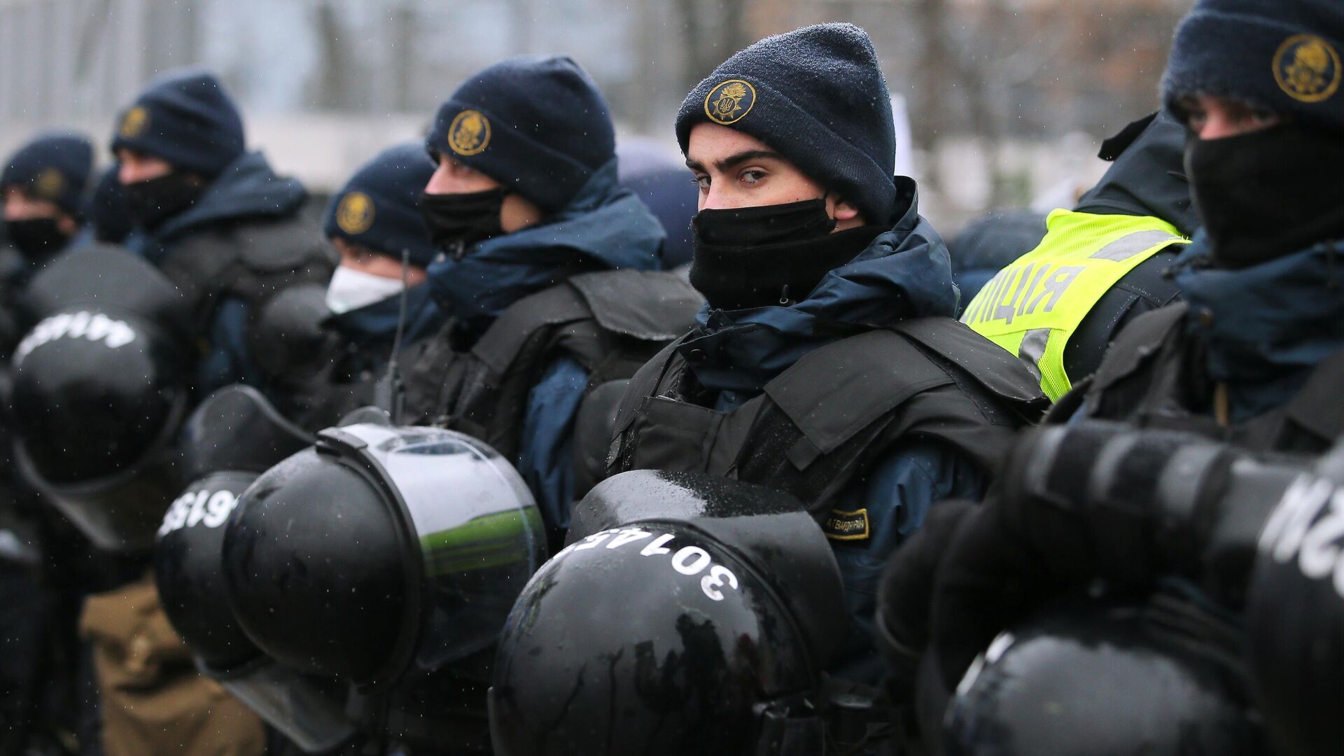 Сотрудники полиции во время акции протеста представителей малого и среднего бизнеса в Киеве Сотрудники полиции во время акции протеста представителей малого и среднего бизнеса в Киеве - РИА Новости, 1920, 28.12.2020