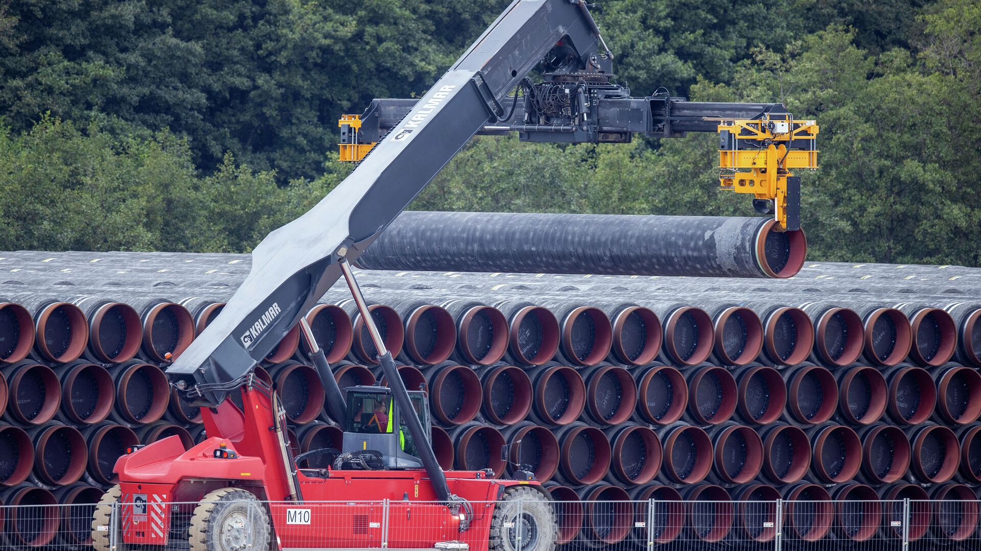 Трубы для строительства газопровода Nord Stream 2 на площадке в порту Мукран, Германия Трубы для строительства газопровода Nord Stream 2 на площадке в порту Мукран, Германия - РИА Новости, 1920, 24.01.2021