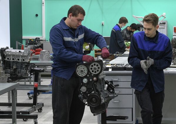 Студенты Когалымского политехнического колледжа разбирают двигатель автомобиля Студенты Когалымского политехнического колледжа разбирают двигатель автомобиля