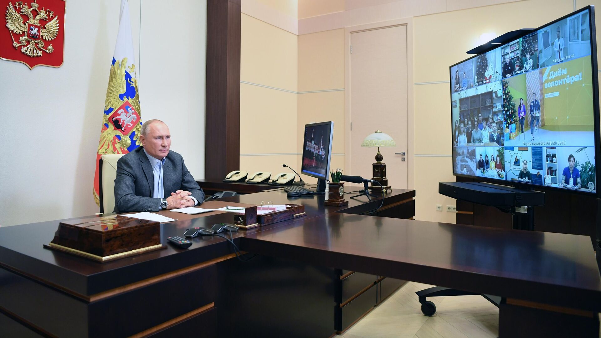 Президент РФ Владимир Путин во время встречи в режиме видеоконференции с волонтерами и финалистами конкурса Доброволец России - 2020 Президент РФ Владимир Путин во время встречи в режиме видеоконференции с волонтерами и финалистами конкурса Доброволец России - 2020 - РИА Новости, 1920, 05.12.2020