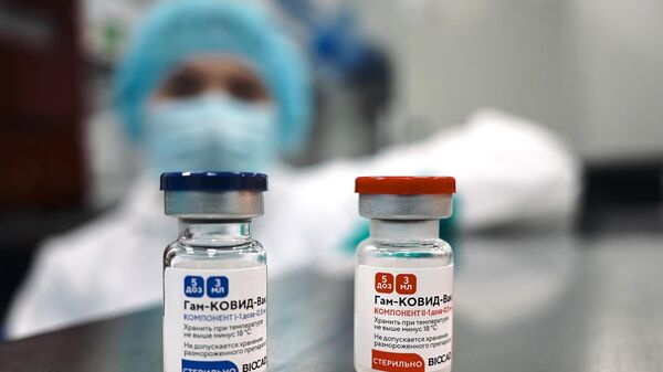 Оренбургские власти сообщили об успешной вакцинации медиков "Спутником V"