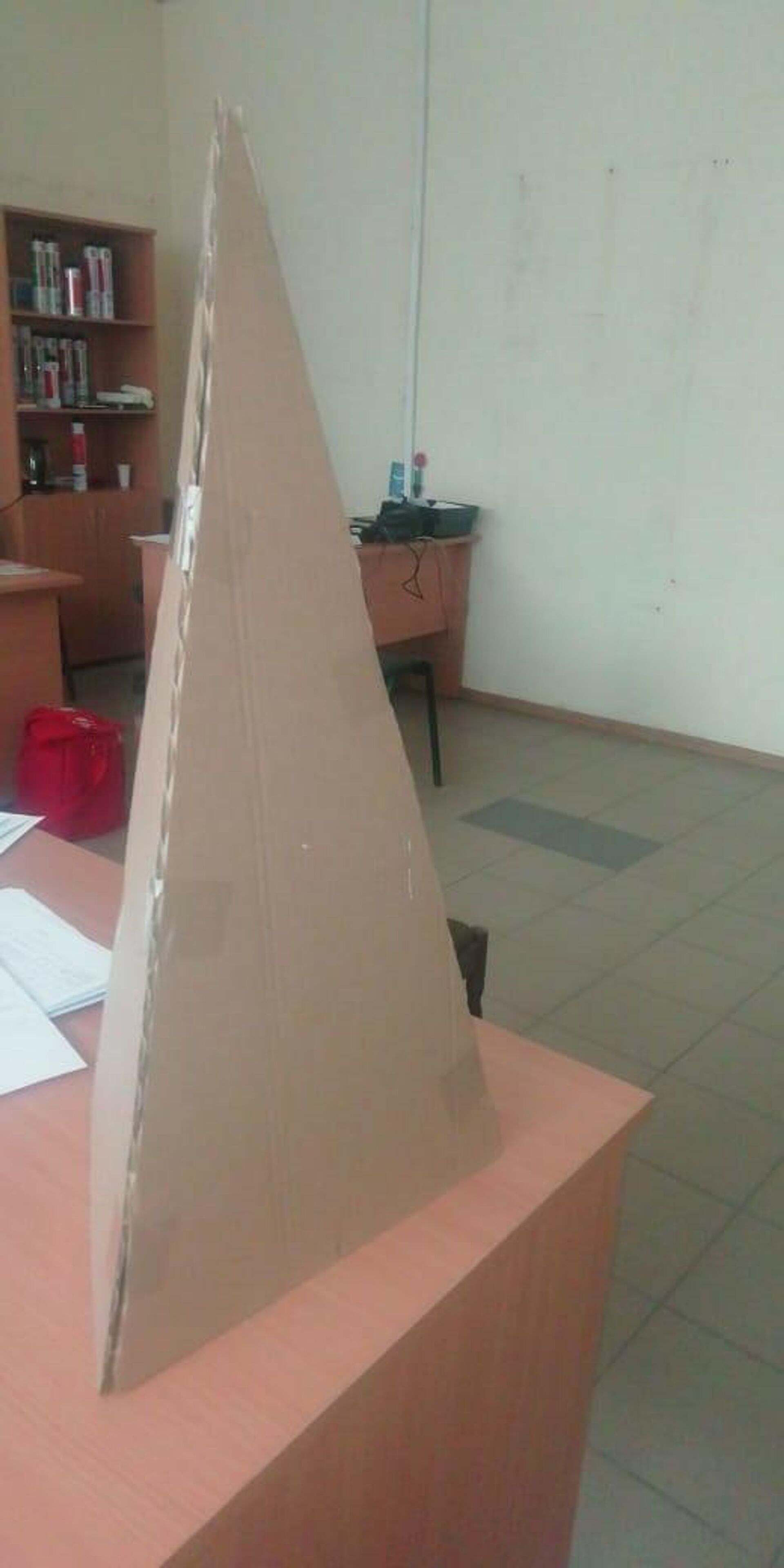 Картонный каркас для елки из трех равнобедренных треугольников Картонный каркас для елки из трех равнобедренных треугольников - РИА Новости, 1920, 09.12.2020