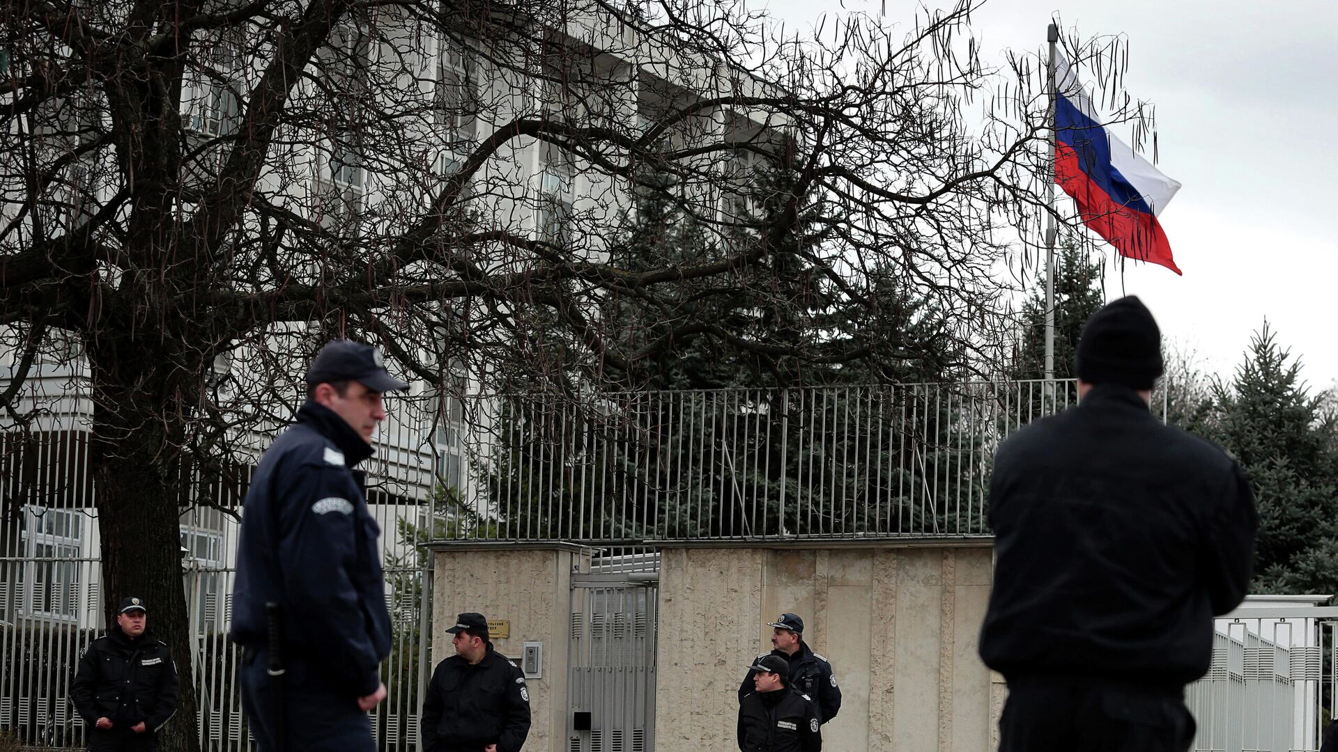 Болгарские полицейские у здания посольства РФ в Софии Болгарские полицейские у здания посольства РФ в Софии - РИА Новости, 1920, 18.12.2020