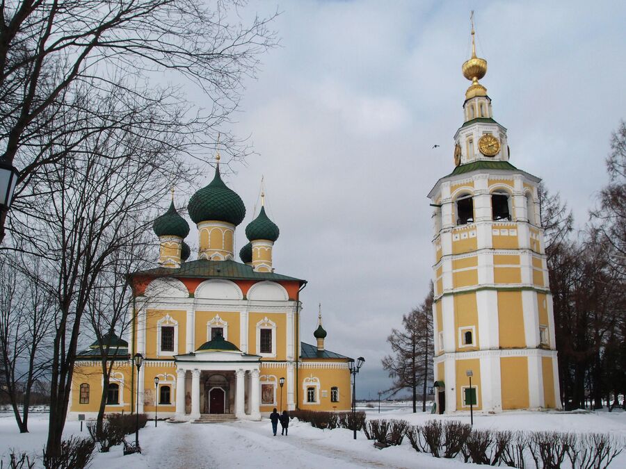 Спасо-Преображенский собор и колокольня в кремле Спасо-Преображенский собор и колокольня в кремле