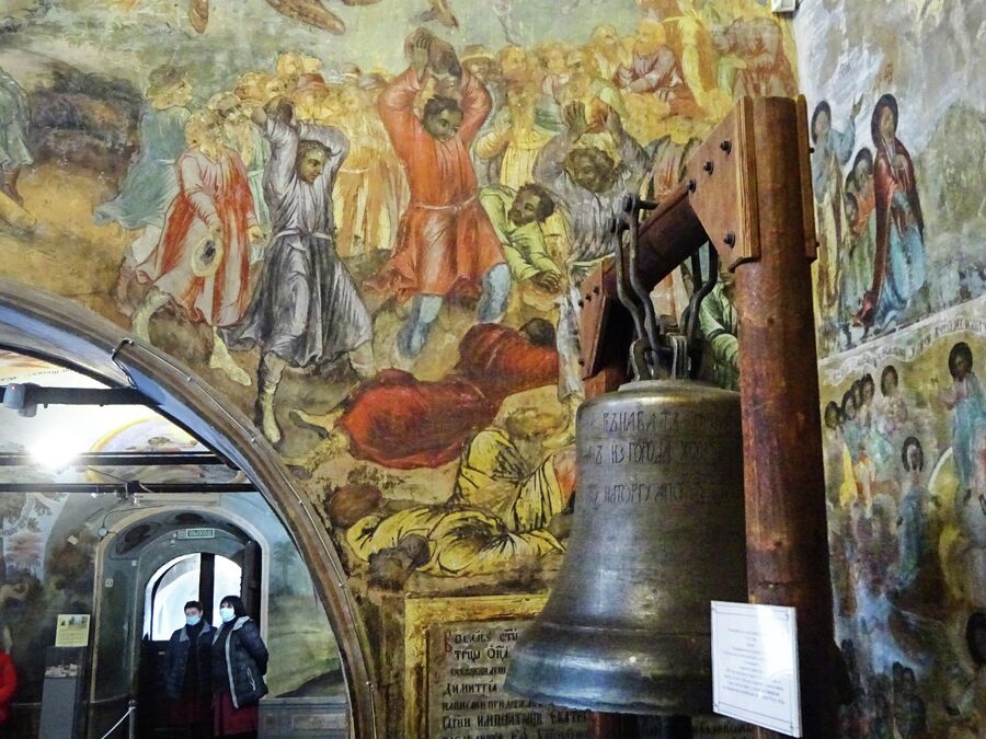 Церковь Димитрия на крови в кремле, ссыльный колокол и фрагмент росписи о дне гибели царевича Церковь Димитрия на крови в кремле, ссыльный колокол и фрагмент росписи о дне гибели царевича