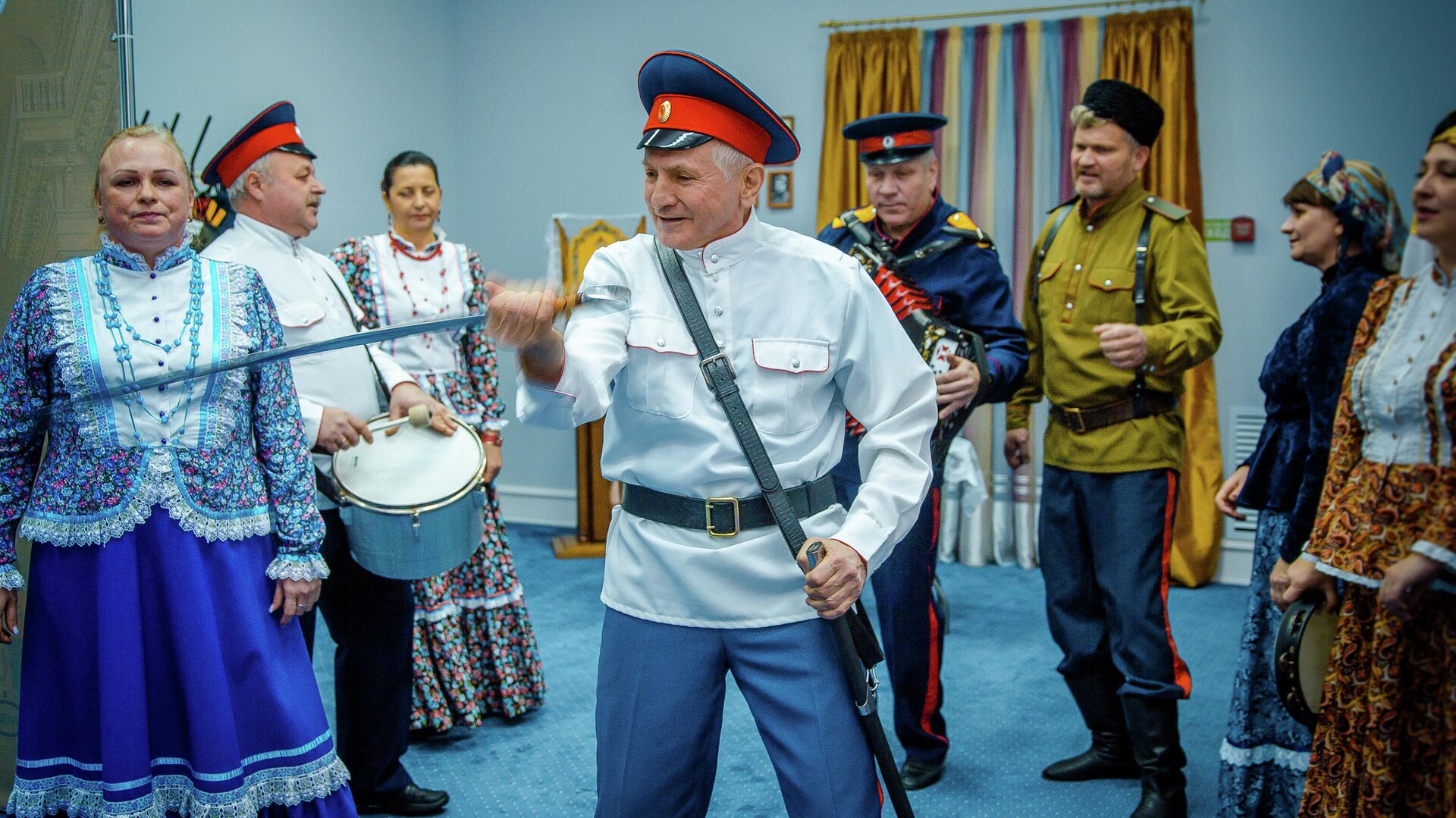 Ансамбль народной песни Метелица Дома культуры имени Гагарина и студенты Ростовского колледжа культуры встречают гостей в культурно-выставочном центре Донская казачья гвардия ДГТУ Ансамбль народной песни Метелица Дома культуры имени Гагарина и студенты Ростовского колледжа культуры встречают гостей в культурно-выставочном центре Донская казачья гвардия ДГТУ - РИА Новости, 1920, 30.12.2020
