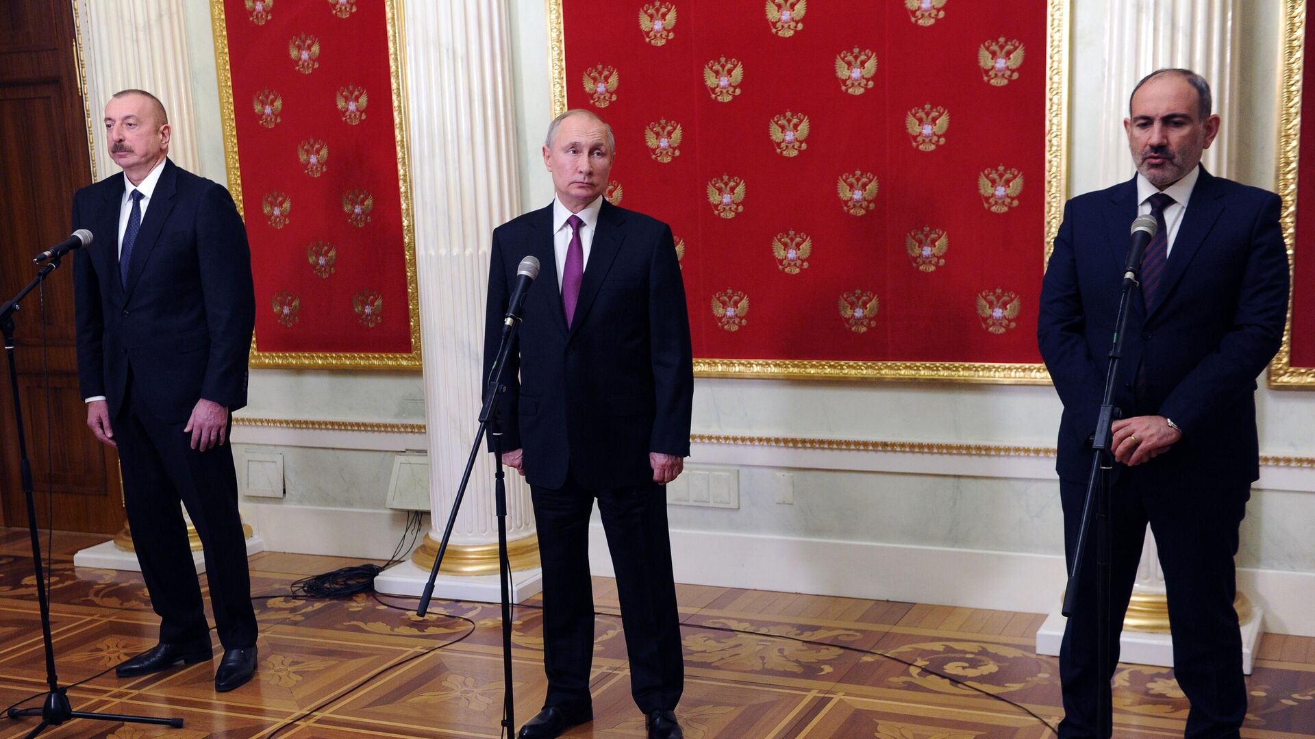 Президент РФ Владимир Путин, премьер-министр Армении Никол Пашинян и президент Азербайджана Ильхам Алиев во время совместного заявления для прессы Президент РФ Владимир Путин, премьер-министр Армении Никол Пашинян и президент Азербайджана Ильхам Алиев во время совместного заявления для прессы - РИА Новости, 1920, 13.01.2021