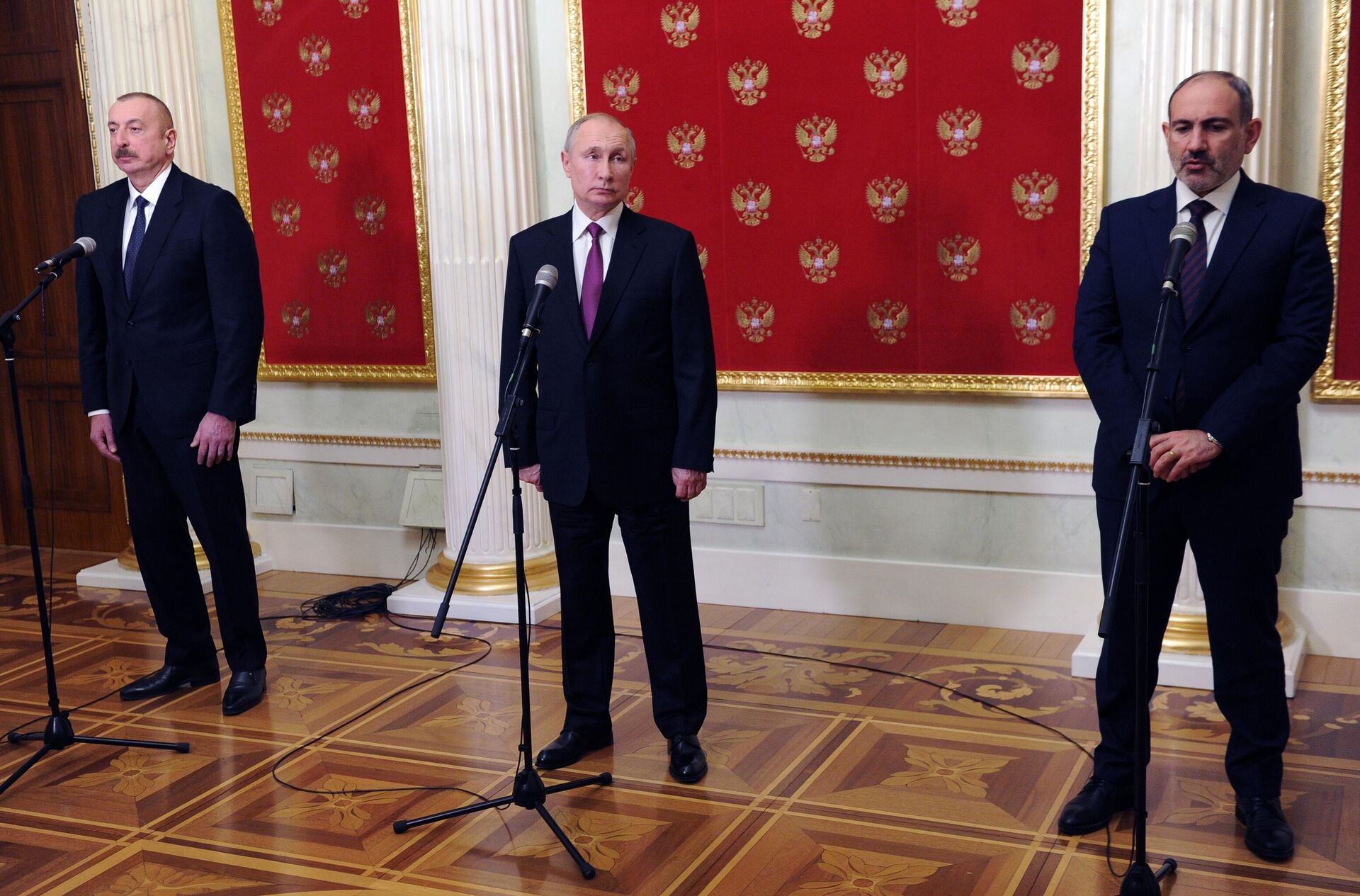 Президент РФ Владимир Путин, премьер-министр Армении Никол Пашинян и президент Азербайджана Ильхам Алиев во время совместного заявления для прессы Президент РФ Владимир Путин, премьер-министр Армении Никол Пашинян и президент Азербайджана Ильхам Алиев во время совместного заявления для прессы - РИА Новости, 1920, 12.01.2021
