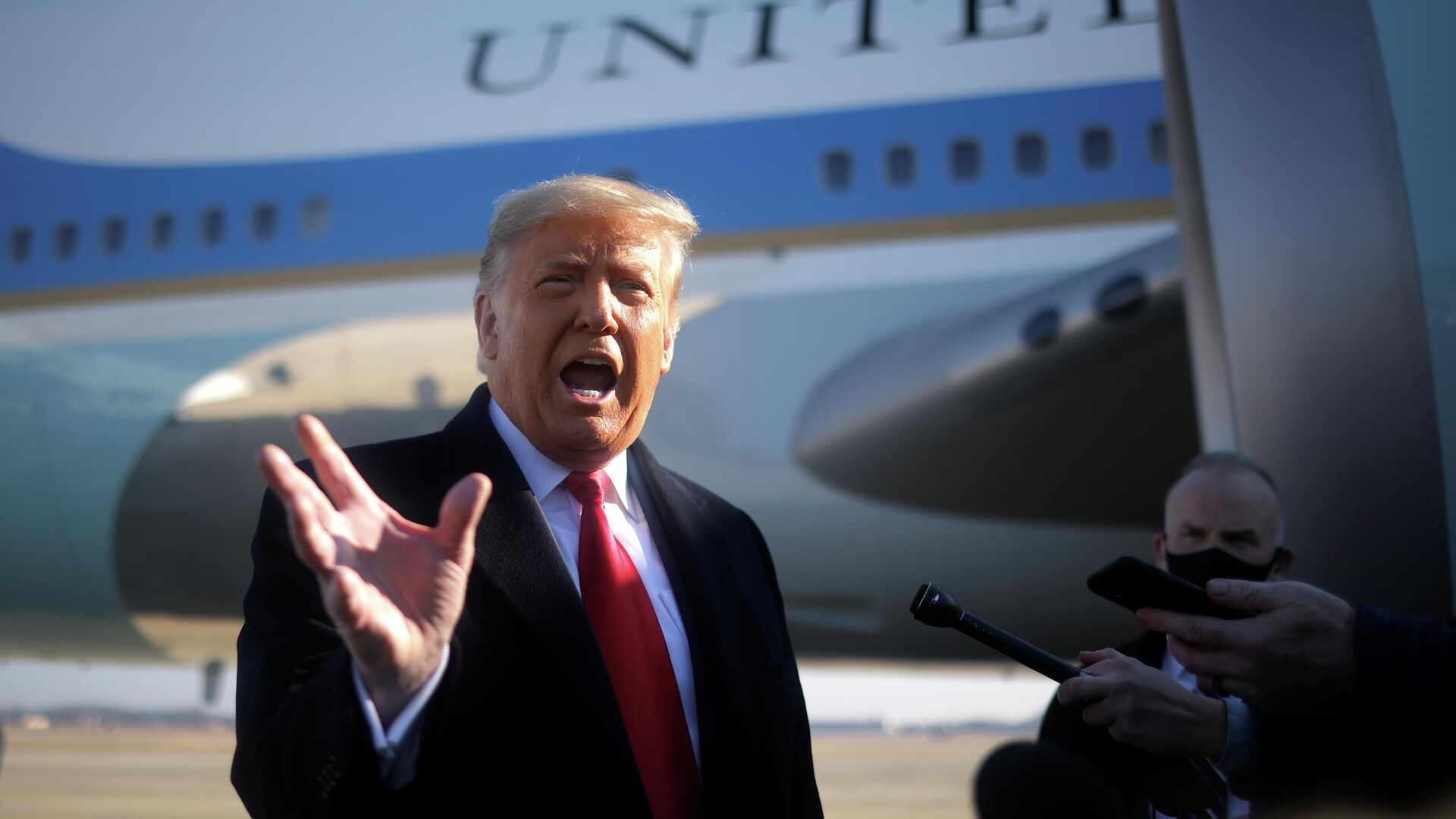Президент США Дональд Трамп перед вылетом из Вашингтона Президент США Дональд Трамп перед вылетом из Вашингтона - РИА Новости, 1920, 13.01.2021