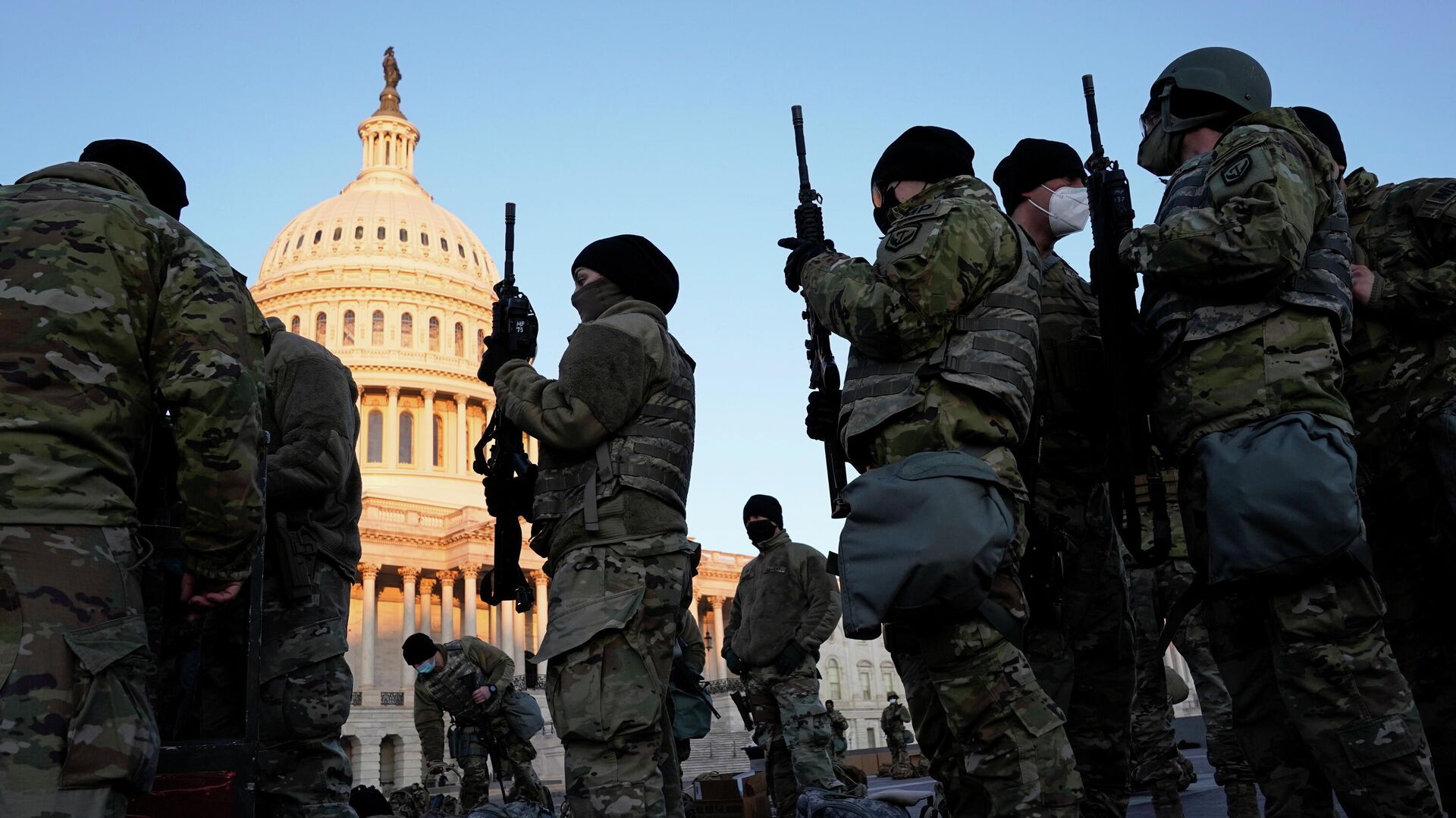 Военнослужащие Национальной гвардии США у здания Капитолия в Вашингтоне Военнослужащие Национальной гвардии США у здания Капитолия в Вашингтоне - РИА Новости, 1920, 13.01.2021