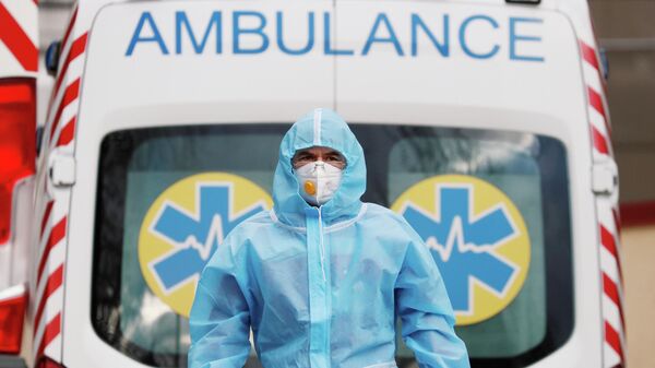 Медицинский работник возле больницы для пациентов c коронавирусом (COVID-19) в Киеве, Украина Медицинский работник возле больницы для пациентов c коронавирусом (COVID-19) в Киеве, Украина