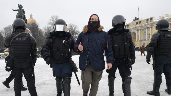 В Петербурге завели дело против мужчины, ударившего двух полицейских