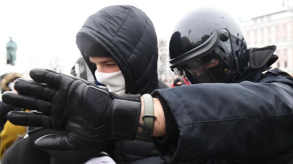 Полиция раздает маски пришедшим на незаконную акцию в Нижнем Новгороде
