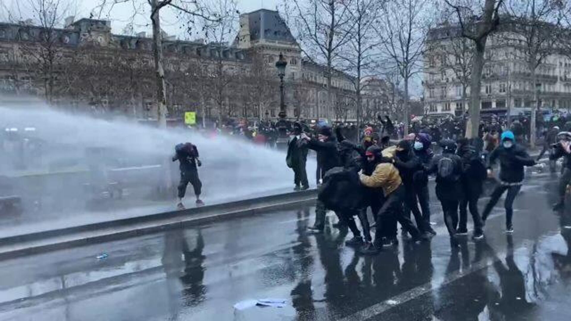 Люди вышли на улицу. Водомёты в Париже. Водометы против демонстрантов. Водомет протесты. Водомёты во Франции.