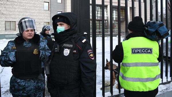 Журналистов запускают в суд, где продолжат рассмотрение дела Навального