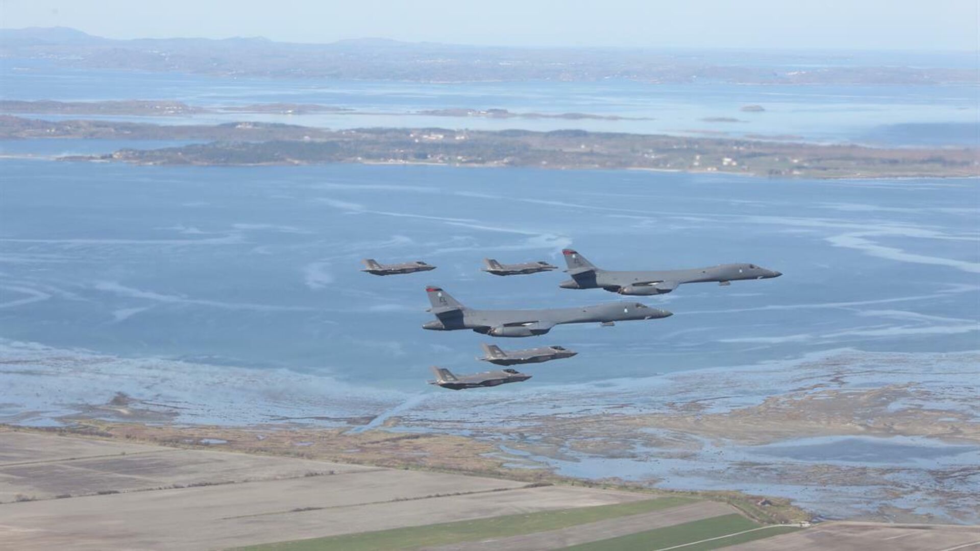 Американские стратегические бомбардировщики B-1B Lancer в сопровождении истребителей F-35 ВВС Норвегии Американские стратегические бомбардировщики B-1B Lancer в сопровождении истребителей F-35 ВВС Норвегии - РИА Новости, 1920, 14.04.2021