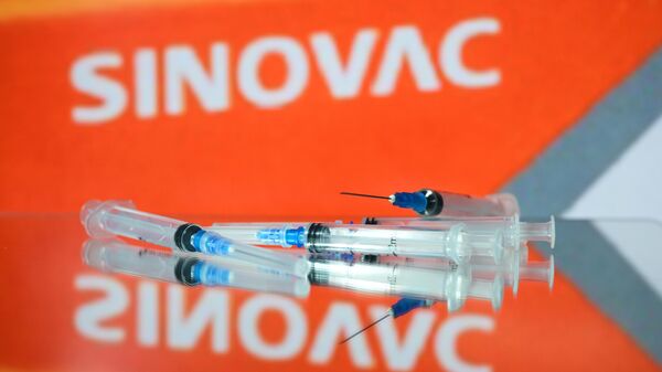 Китай угрожал остановить поставки вакцин на Украину, сообщил AP