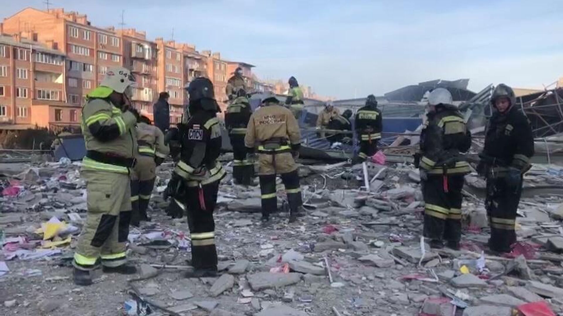 Сотрудники МЧС России разбирают завалы на месте взрыва в супермаркете на улице Гагкаева во Владикавказе Сотрудники МЧС России разбирают завалы на месте взрыва в супермаркете на улице Гагкаева во Владикавказе - РИА Новости, 1920, 12.02.2021