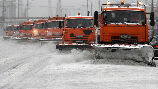 В Москве началась сплошная уборка снега с дорог и тротуаров