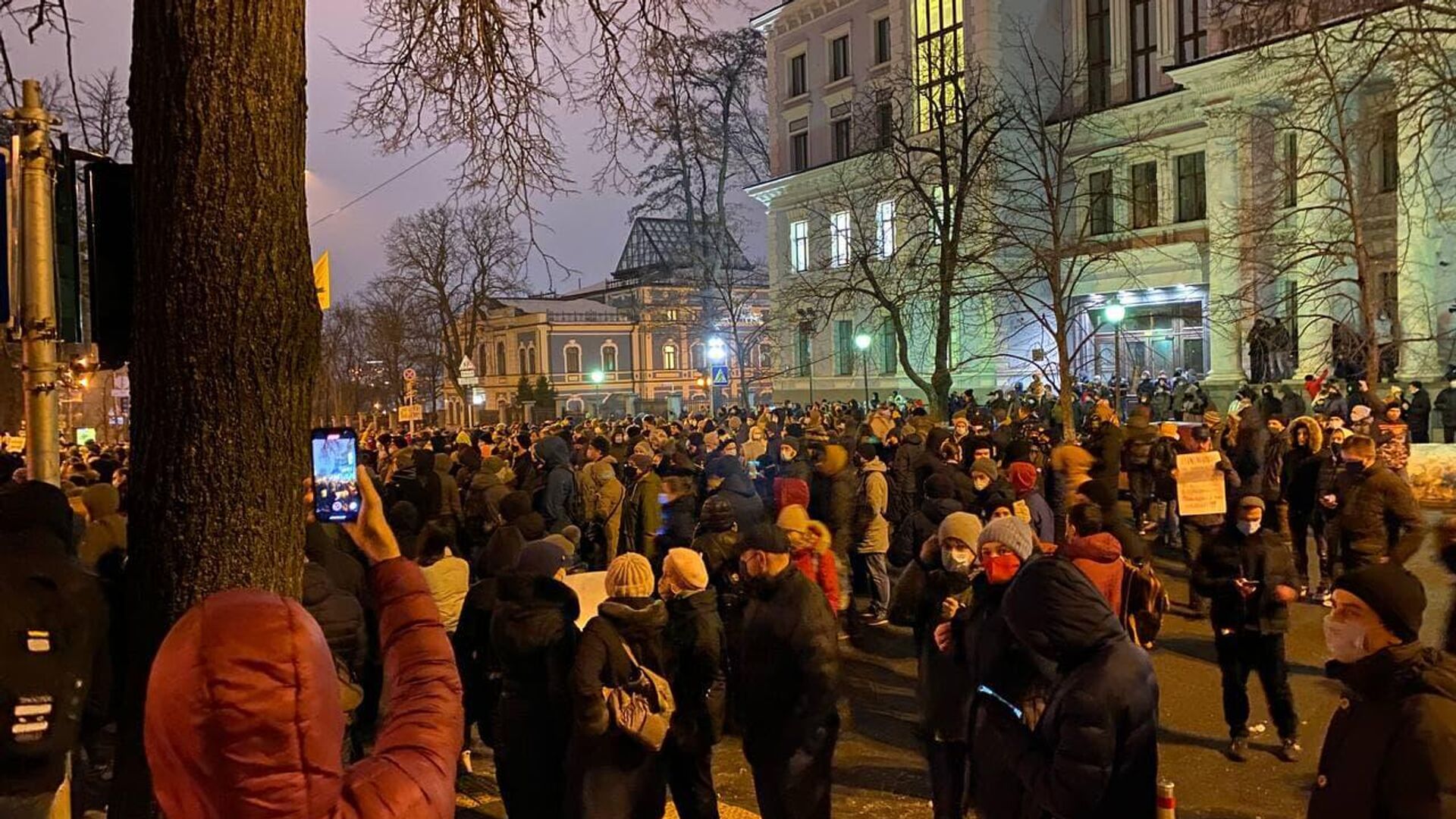 Протестующие радикалы около офиса Зеленского в Киеве Протестующие радикалы около офиса Зеленского в Киеве - РИА Новости, 1920, 24.02.2021