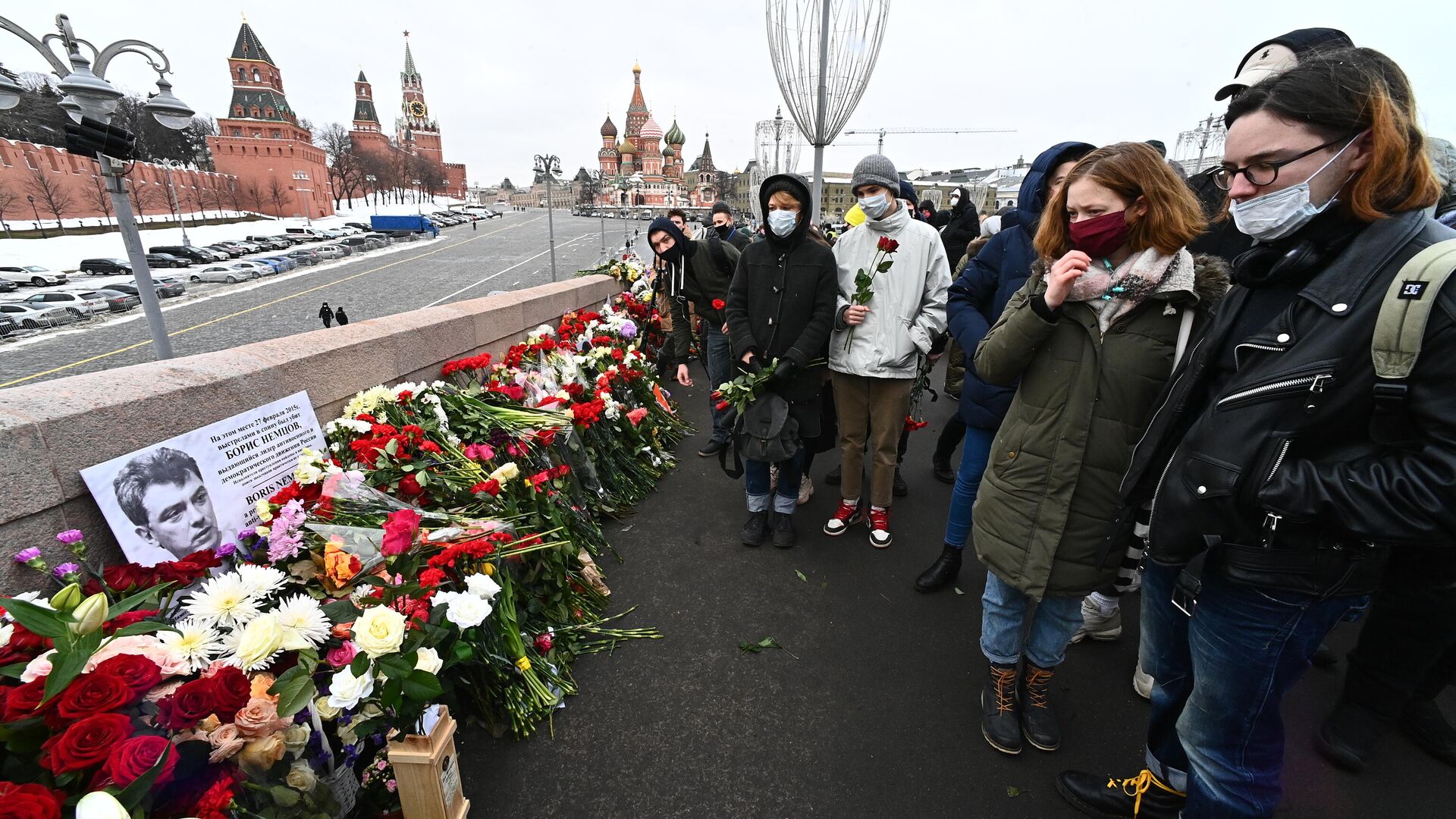 Люди на месте гибели политика Бориса Немцова на Большом Москворецком мосту в Москве Люди на месте гибели политика Бориса Немцова на Большом Москворецком мосту в Москве - РИА Новости, 1920, 01.03.2021