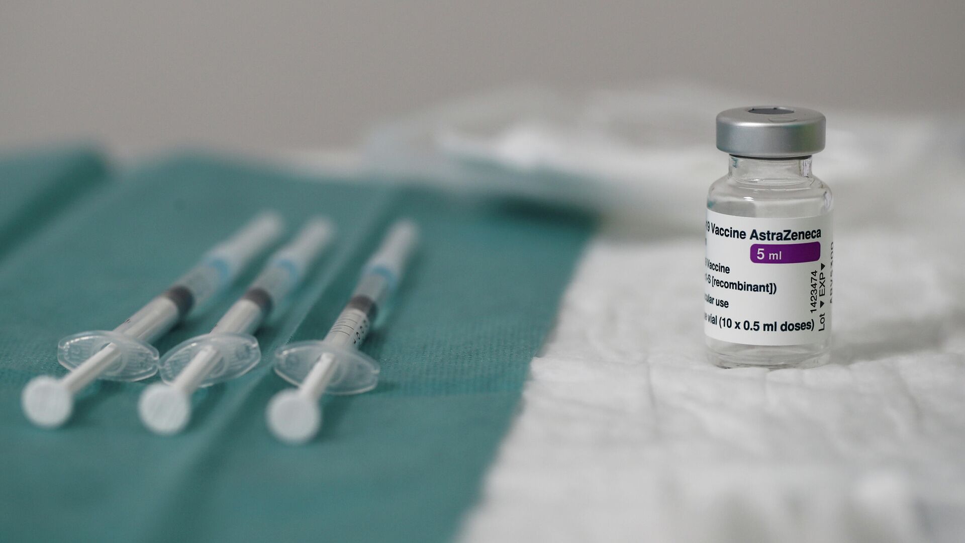 Список заморозивших вакцину AstraZeneca пополнили три страны Евросоюза