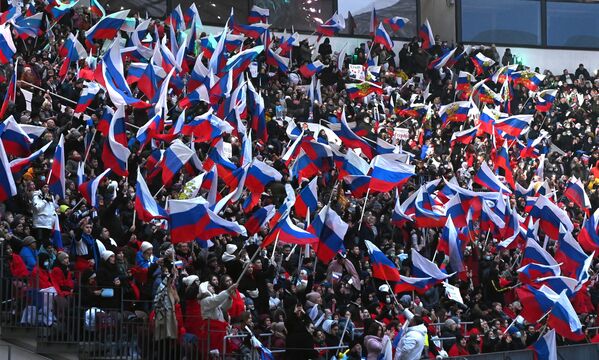 Зрители на концерте в Лужниках в честь воссоединения Крыма и России Зрители на концерте в Лужниках в честь воссоединения Крыма и России