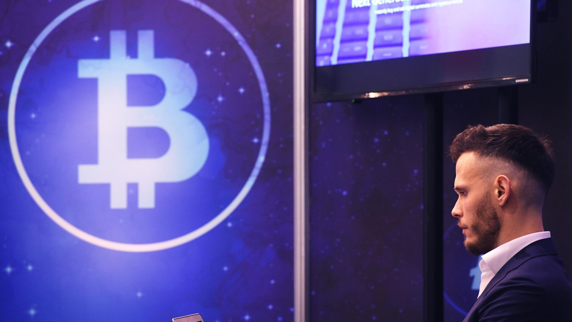 Участник конференции в одной из выставочных зон CryptoEvent RIW Участник конференции в одной из выставочных зон CryptoEvent RIW - РИА Новости, 1920, 20.04.2021