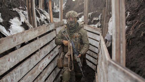 Украинский военнослужащий на боевых позициях на линии разделения в Донецкой области Украинский военнослужащий на боевых позициях на линии разделения в Донецкой области