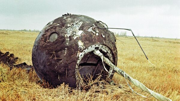 Спускаемый аппарат космического корабля Восток с космонавтом Юрием Гагариным совершил посадку в 10 часов 55 минут в районе деревни Смеловка Саратовской области Спускаемый аппарат космического корабля Восток с космонавтом Юрием Гагариным совершил посадку в 10 часов 55 минут в районе деревни Смеловка Саратовской области