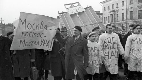 Студенты медицинского института в районе Манежной площади во время стихийной демонстрации в честь полета первого космонавта Земли Юрия Гагарина в космос Студенты медицинского института в районе Манежной площади во время стихийной демонстрации в честь полета первого космонавта Земли Юрия Гагарина в космос