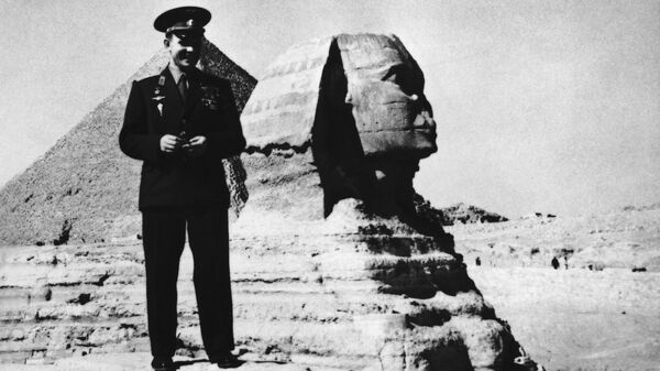 Советский космонавт Юрий Гагарин, позирует возле древнего сфинкса в Гизе недалеко от Каира, Египет, 31 января 1962 года Советский космонавт Юрий Гагарин, позирует возле древнего сфинкса в Гизе недалеко от Каира, Египет, 31 января 1962 года