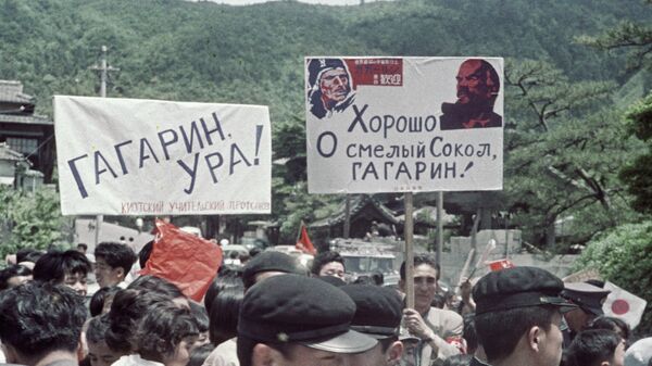 Визит Юрия Гагарина в Японию. Жители Киото радушно встречают первого космонавта Земли. Визит Юрия Гагарина в Японию. Жители Киото радушно встречают первого космонавта Земли.