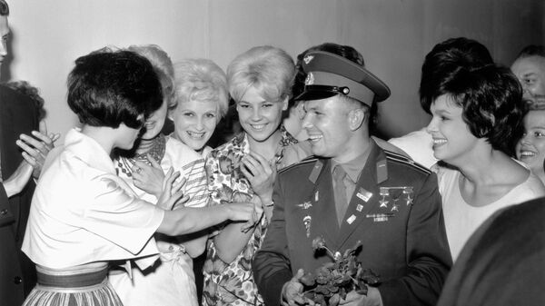 Юрий Гагарин во время встречи с советскими моделями в Лондоне Юрий Гагарин во время встречи с советскими моделями в Лондоне