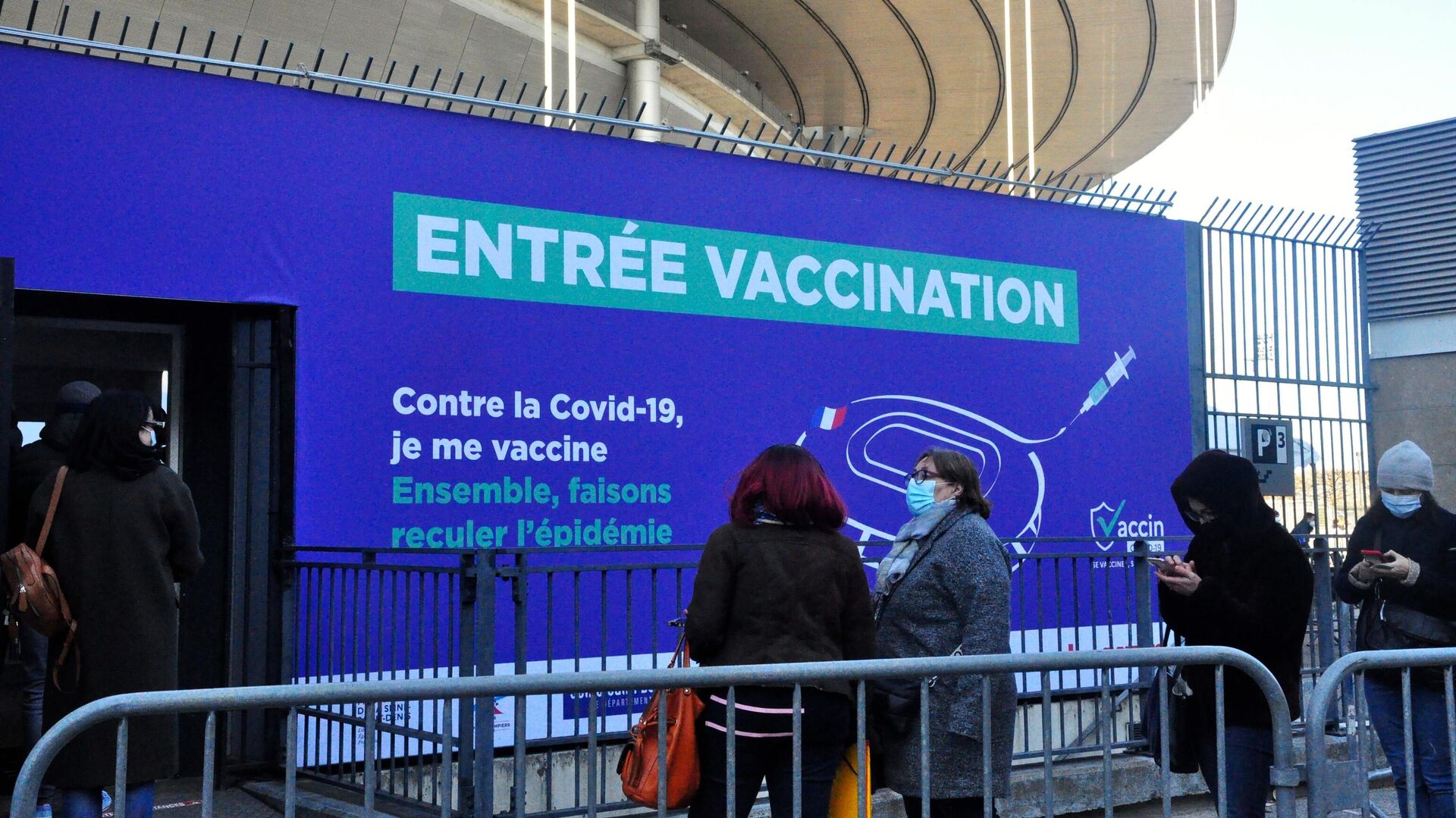 Местные жители стоят в очереди на вакцинацию от коронавируса в центре вакцинодроме на стадионе Стад де Франс Местные жители стоят в очереди на вакцинацию от коронавируса в центре вакцинодроме на стадионе Стад де Франс - РИА Новости, 1920, 21.04.2021