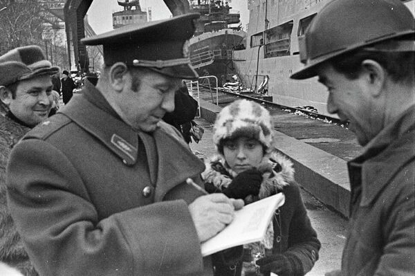 Летчик-космонавт Алексей Леонов на заводе им. Жданова Летчик-космонавт Алексей Леонов на заводе им. Жданова