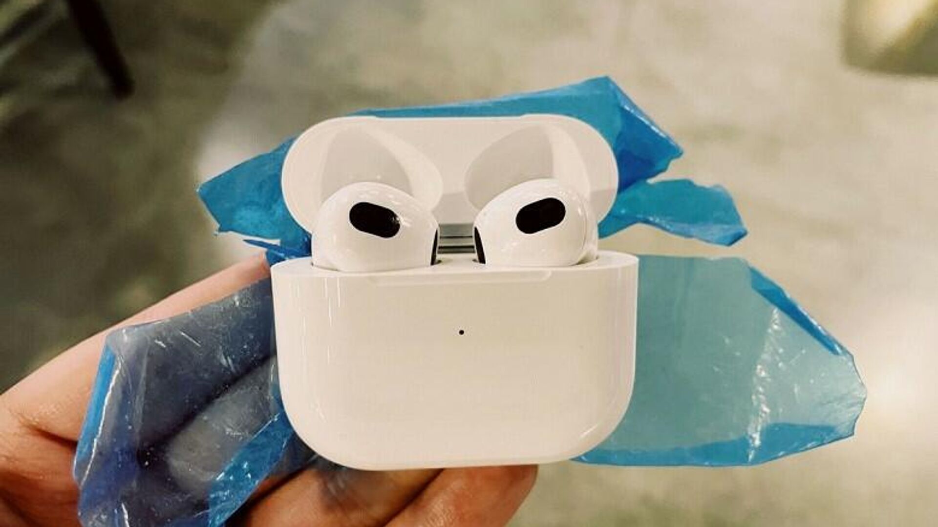 Названа дата выхода новых наушников Apple AirPods