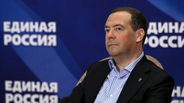 Медведев отметил улучшение уровня жизни, напомнив о зарплатах в 2000 году