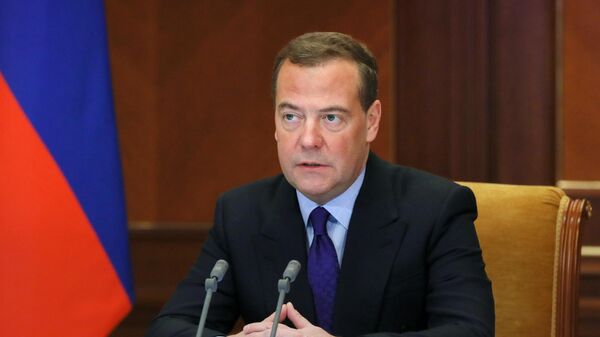 Медведев призвал активнее информировать о необходимости вакцинации