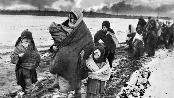 Советские женщины и дети возвращаются домой Советские женщины и дети возвращаются домой