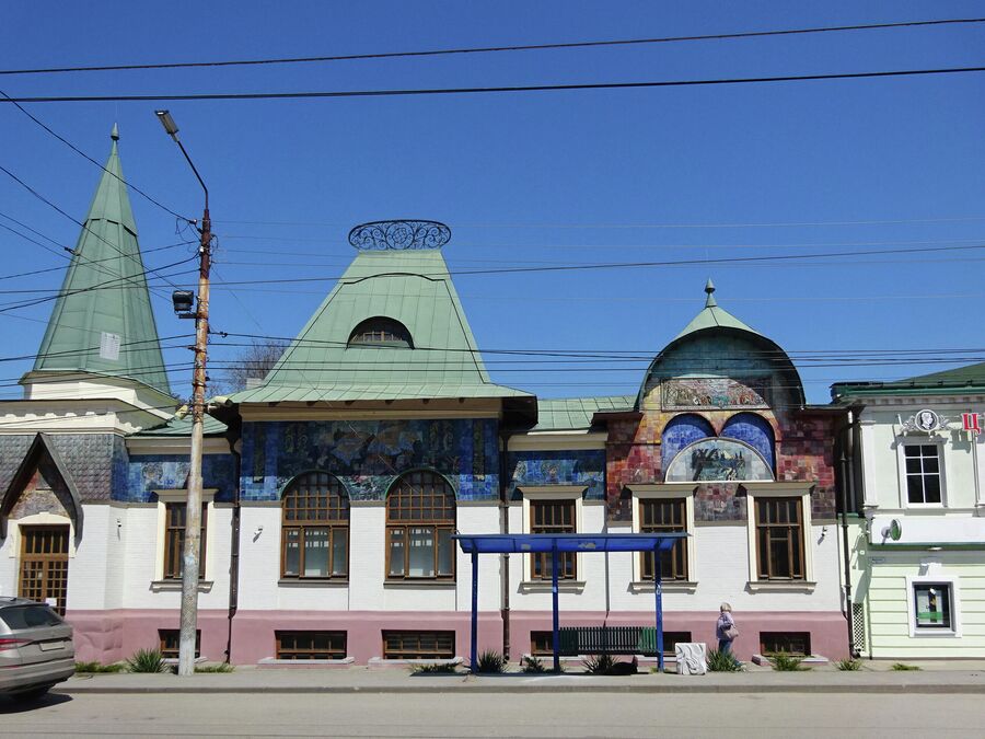 Особняк Шаронова, построенный в 1912 году, напоминает московским туристам здание Ярославского вокзала Особняк Шаронова, построенный в 1912 году, напоминает московским туристам здание Ярославского вокзала