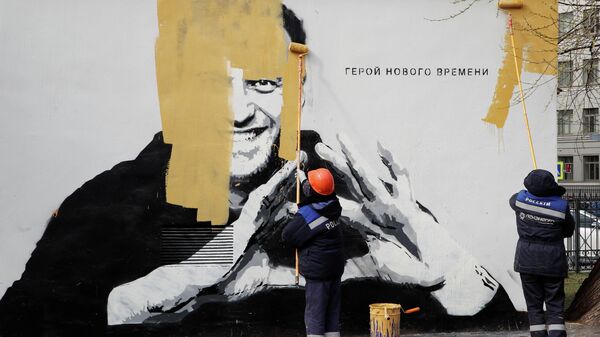 Коммунальные работники закрашивают граффити с изображением Алексея Навального в Санкт-Петербурге Коммунальные работники закрашивают граффити с изображением Алексея Навального в Санкт-Петербурге
